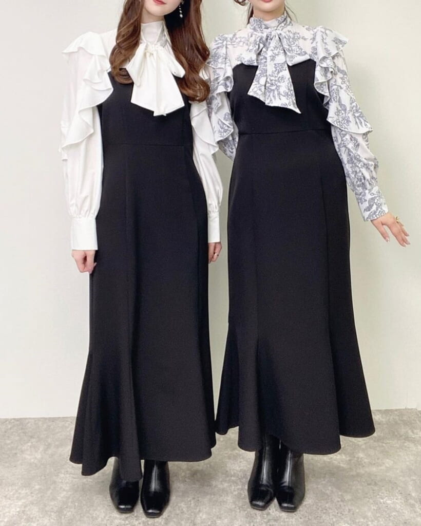 シフォン素材のワンピースを色違いで着ている２人の女性